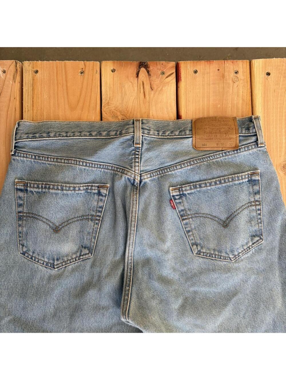 1999 90’s Light wash Levi's 501 straight leg denim vtg jeans